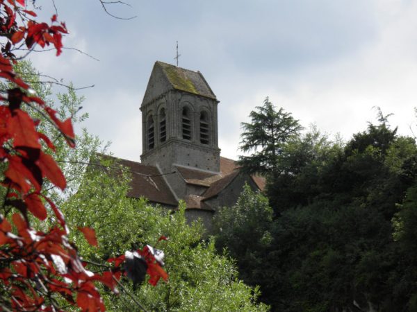 L'église romane de Saint Céneri le Gérei campée sur son rocher et surplombant la rivière Sarthe.